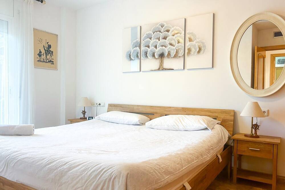 Entire apartment, Beachfront Apartment W/ Pool and Parking in Platja dels Capellans (Vilanova i la Geltrú), Vilanova i la Geltrú