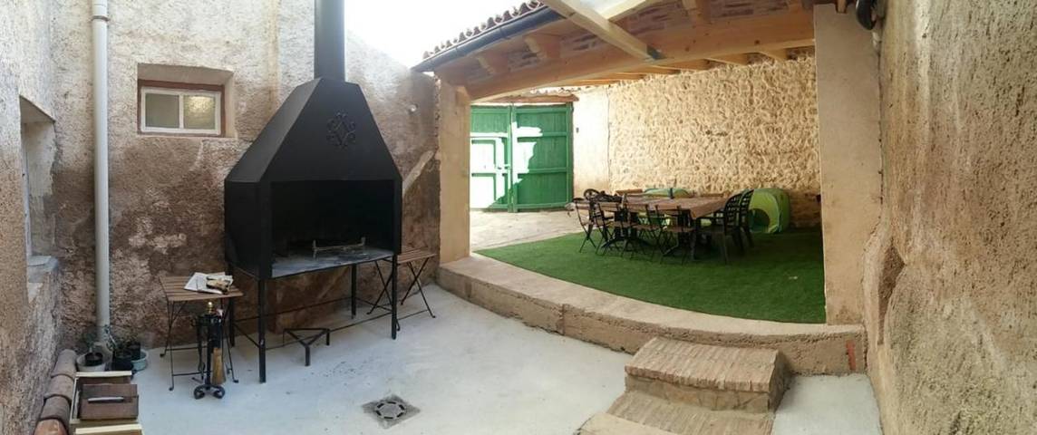 Casa rural para 15 personas, con Balcón y Terraza además de Jardín y Piscina en Jiloca