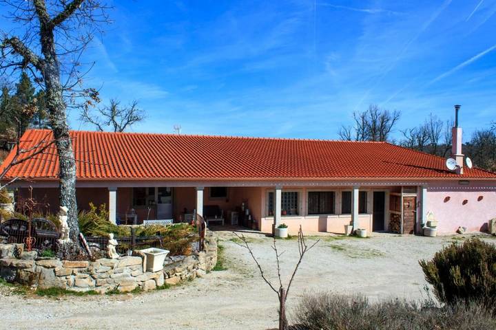 Maison d’hôte pour 4 personnes, avec bassin pour enfant ainsi que piscine et jardin