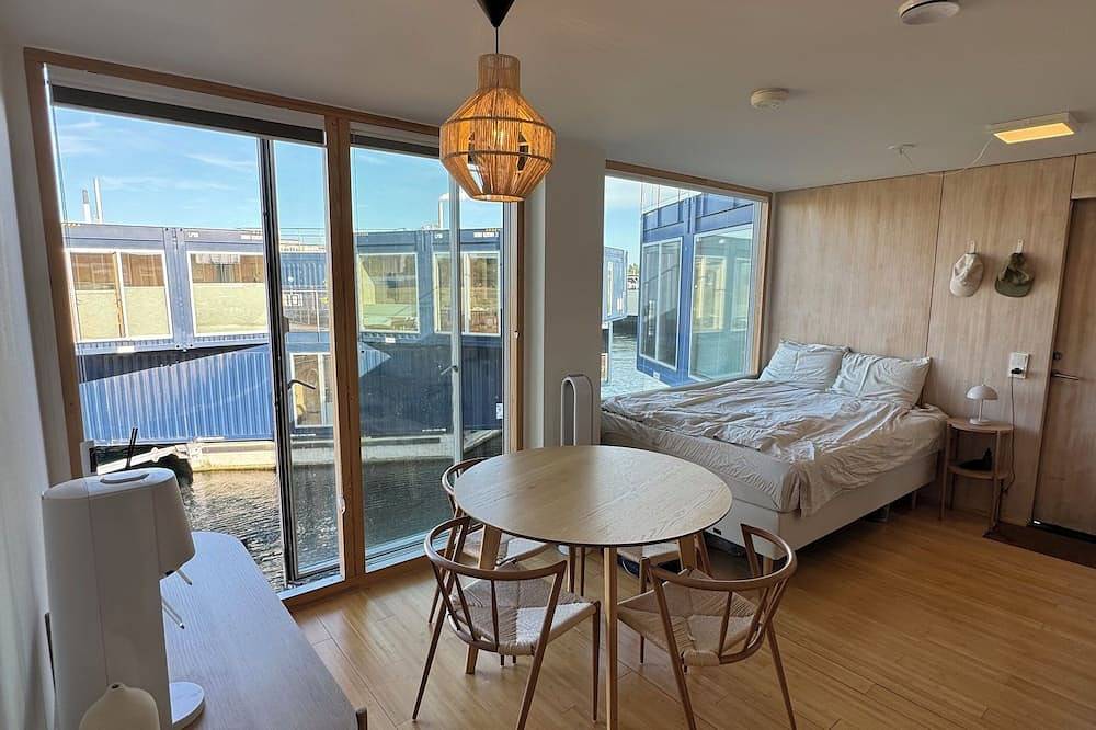 Unique Houseboat on the Water – Stay Like a True Copenhagener in Amager, Copenhague