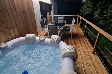 Gîte pour 6 personnes, avec terrasse et jacuzzi à Cendras