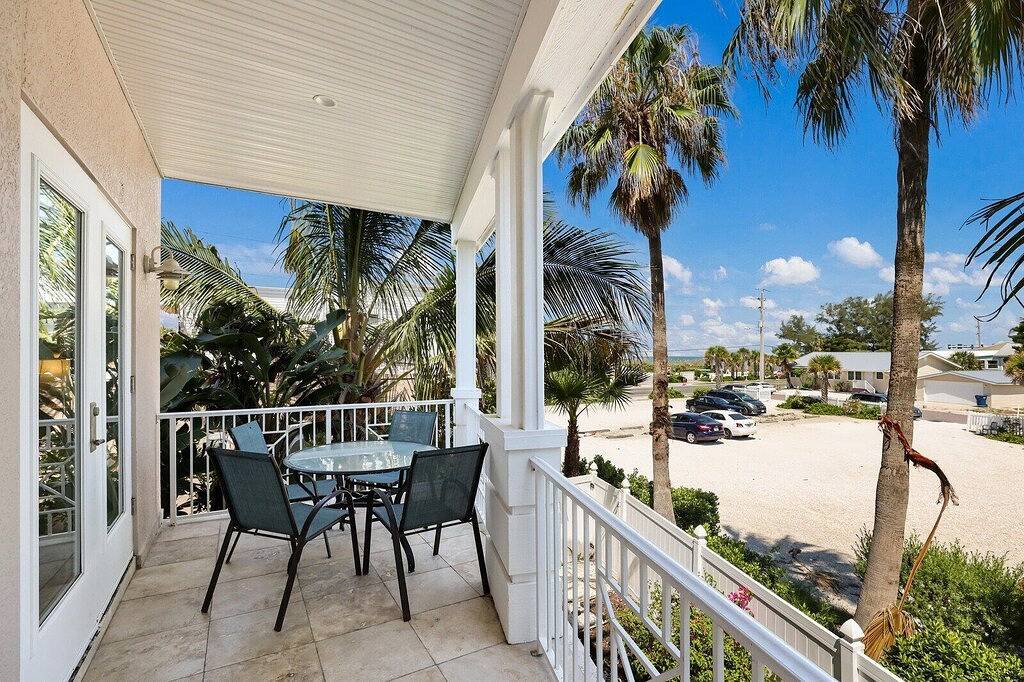 Blue Water Escape von Duncan Real Estate. in Bradenton Beach, Anna Maria Island