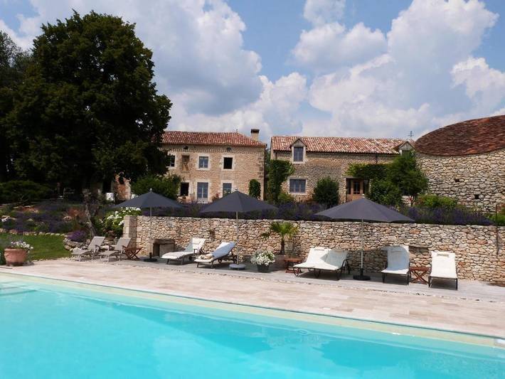 Gîte pour 2 personnes, avec piscine ainsi que vue et jardin, animaux acceptés à Clermont-de-Beauregard