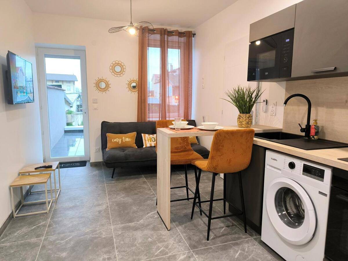 Appartement entier, Le 101 -T2 avec terrasse, commerces & gare à pied in Béligneux, Ain