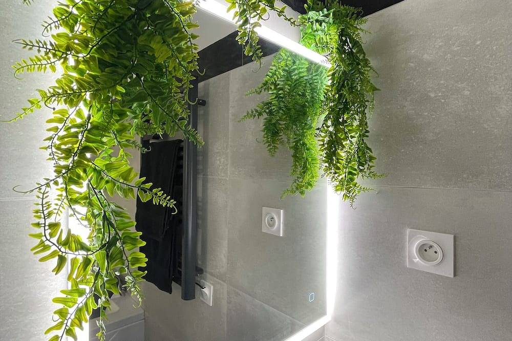 La Chill House Balneo in Nogent-sur-Oise, Oise