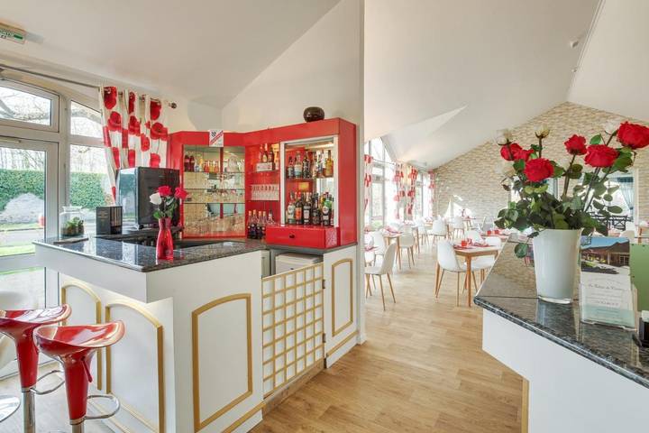 Hôtel pour 2 personnes, avec sauna ainsi que jardin et jacuzzi dans Saint-Quentin en Yvelines - 4