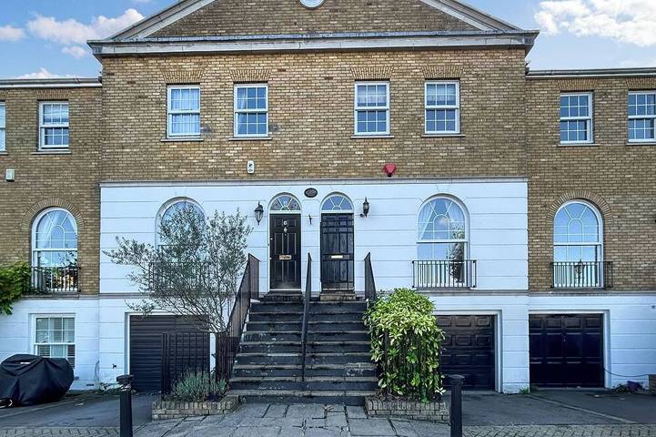 Cottage for 4 people, with yard, with pets in London