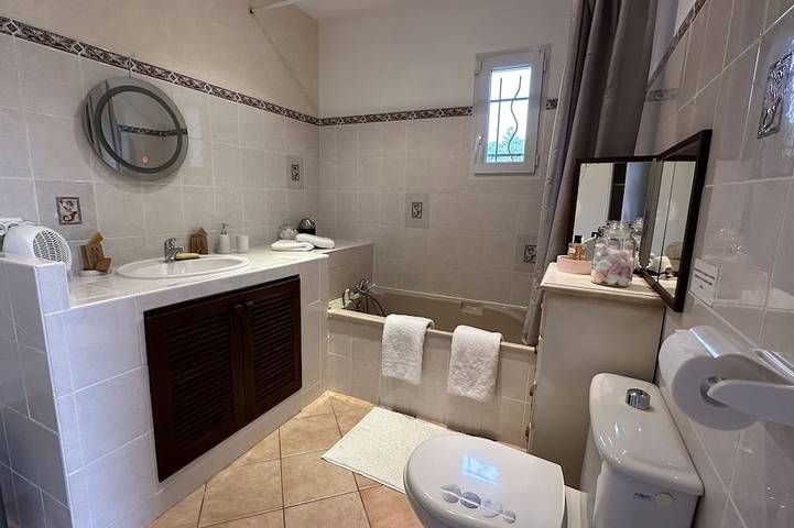 Appartement entier, Studio indépendant dans villa avec piscine. Jaccuzi privatif, à 40 mn des plages in Vidauban, Région de Draguignan