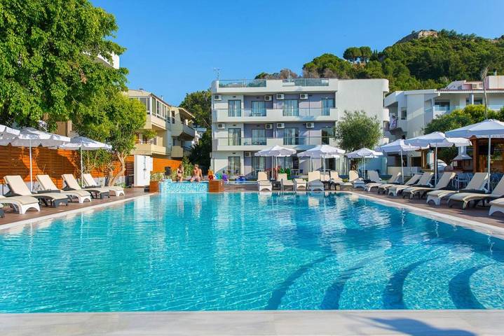 Hôtel pour 2 personnes, avec bassin pour enfant ainsi que jardin et piscine