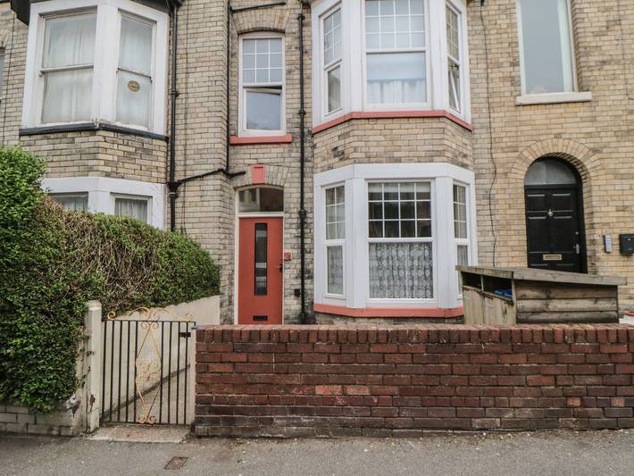 Log cabin for 2 people, with garden, with pets in Scarborough