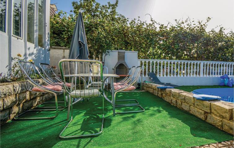 Ganze Ferienwohnung, Gemütliche 1-Zimmer-Wohnung mit Pool, Terrasse und 600 m zum Strand in Zadar Stadt, Zadar (Kommun)
