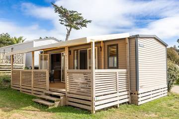 Caravane pour 4 personnes, avec vue sur le lac ainsi que balcon/terrasse et terrasse dans Côte de Granit Rose