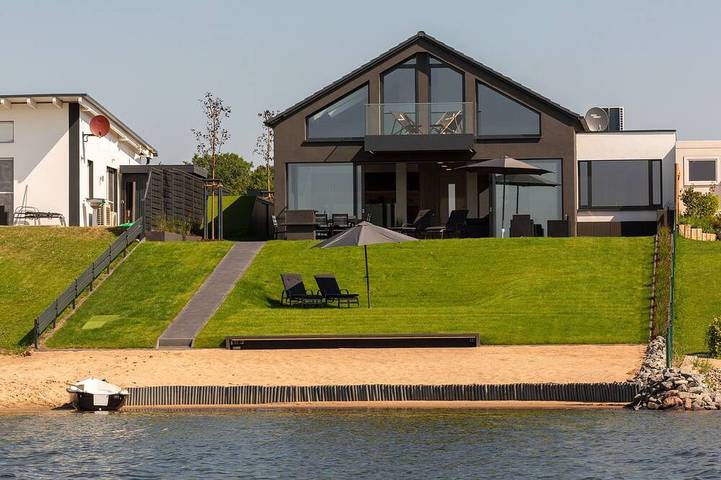 Ferienhaus für 8 Personen, mit Sauna und Whirlpool sowie Garten und Balkon in Löbnitz