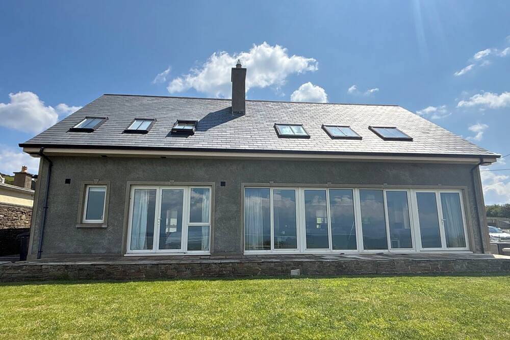 Seaview Cottage - Bright & Beautiful - Ocean Views - Walk to Beach in Donegal, Irish Ulster
