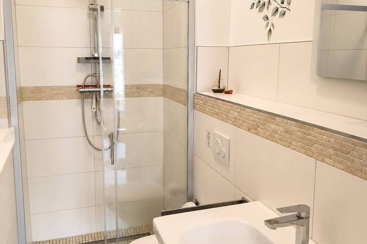 Ganze Wohnung, Große Ferienwohnung 60 m² mit 2 Balkonen, Seeblick, direkt am Wasser & Bootssteg in Neukieritzsch, Hainer See