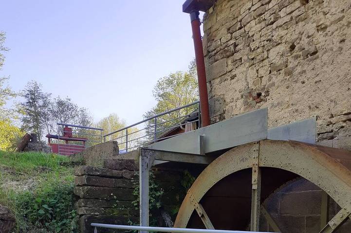 Gîte pour 12 personnes, avec terrasse à Escles