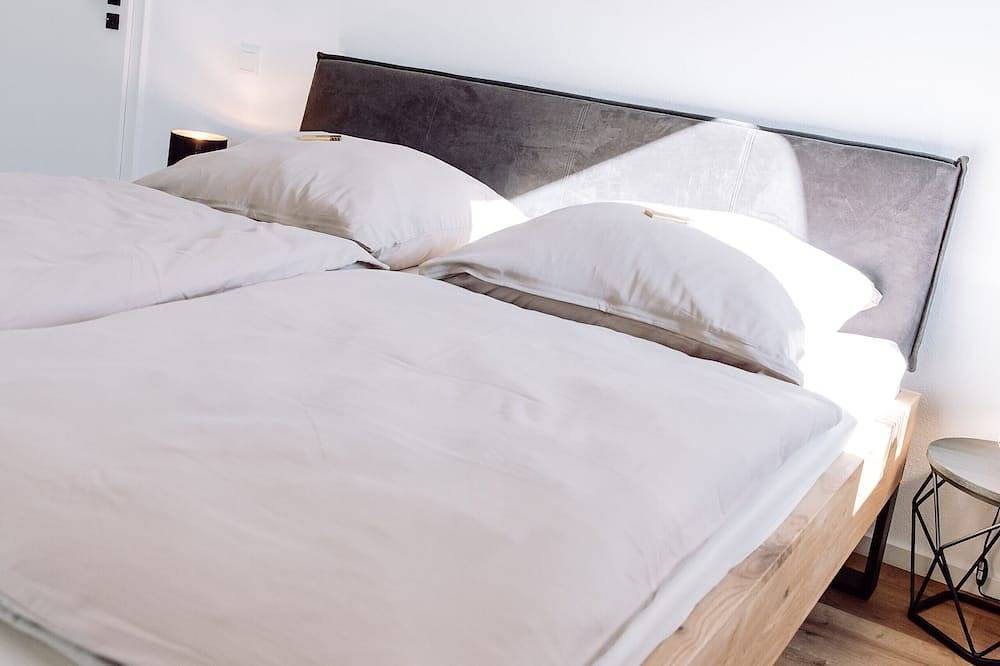 Ganze Wohnung, Ferienwohnung 1 Sonnenblick im Erdgeschoss mit 2 Terrassen und Garten in Riedering, Chiemgauer Alpen