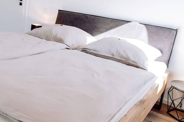 Ganze Wohnung, Ferienwohnung 1 Sonnenblick im Erdgeschoss mit 2 Terrassen und Garten in Riedering, Chiemgauer Alpen