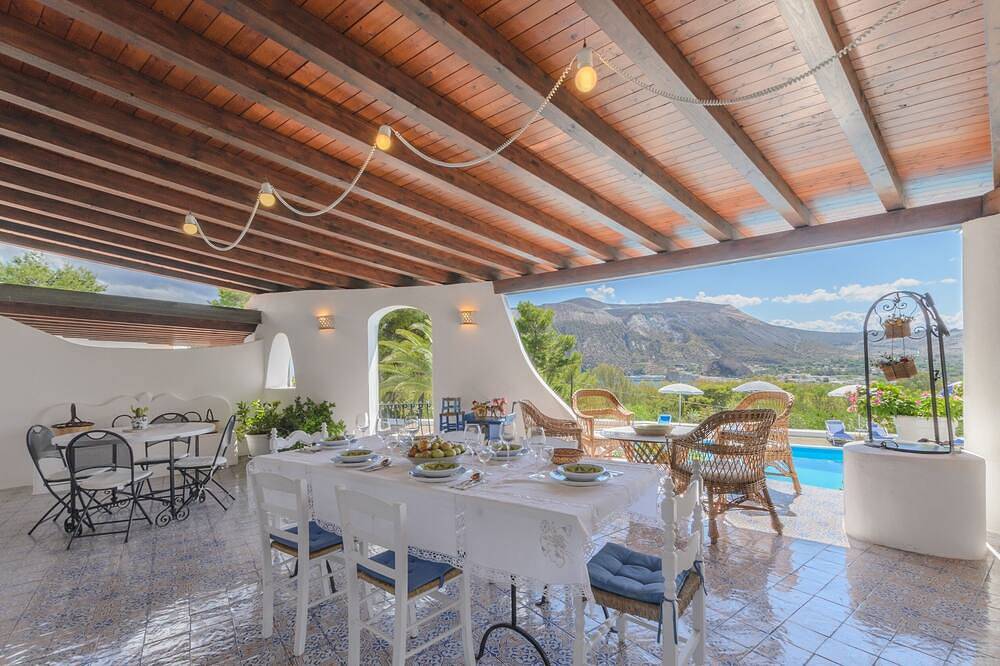 Villa exclusive avec parc et piscine, vue imprenable 8/18 personnes-calme in Vulcano