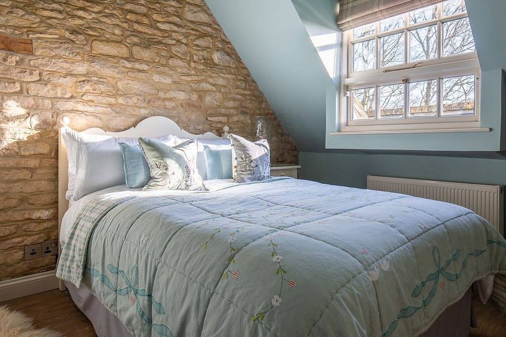 Pineapple Spa Cottage, Lower Swell - sleeps 4 guests  in 2 bedrooms in Stow-on-the-Wold, Gloucestershire