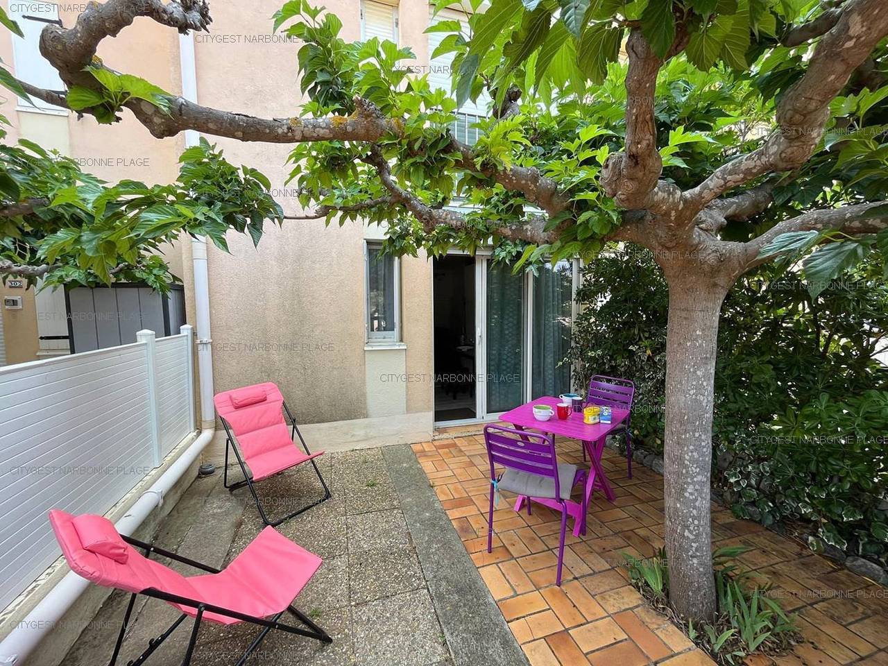 Appartement de vacances entier, Le "Tout à Pied" : Plage à 3 min, Terrasse & Parking Privé in Narbonne Plage, Narbonne