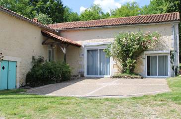 Gîte pour 8 personnes, avec terrasse ainsi que jardin et piscine, animaux acceptés à Marsaneix