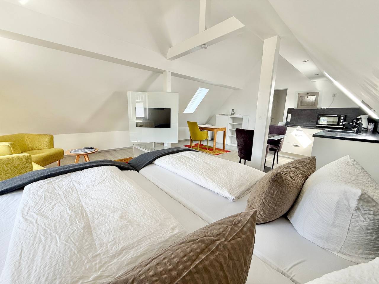 Ganze Wohnung, Apartment „Rose“ mit Bergblick, Wlan und Klimaanlage in Höhr-Grenzhausen, Westerwald