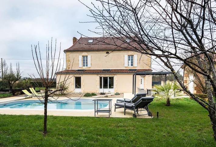 Location de vacances pour 6 personnes, avec terrasse et piscine ainsi que jardin et vue, animaux acceptés à Cours-de-Pile