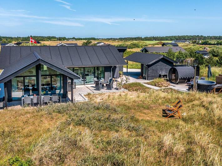 Feriehus for 9 personer, med Terrasse og Sauna i Hirtshals