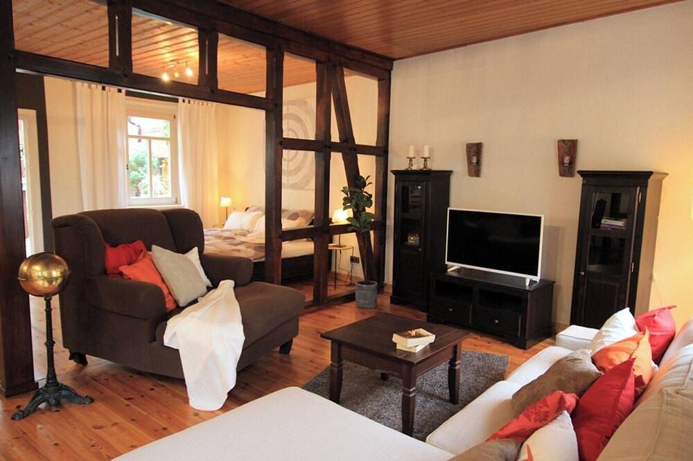 Ganze Wohnung, Das grosszügige Apartment \"Heimatnest\" erstreckt sich mit ca. 80 qm2 über das ganze erste Stockwerk des Hauses und bietet Platz für 2 Personen. Die Ausstattung vereint moderne und traditionelle Einrichtungselemente und ist eine Hommage an das e... in Bad Ems, Lahn-Taunus