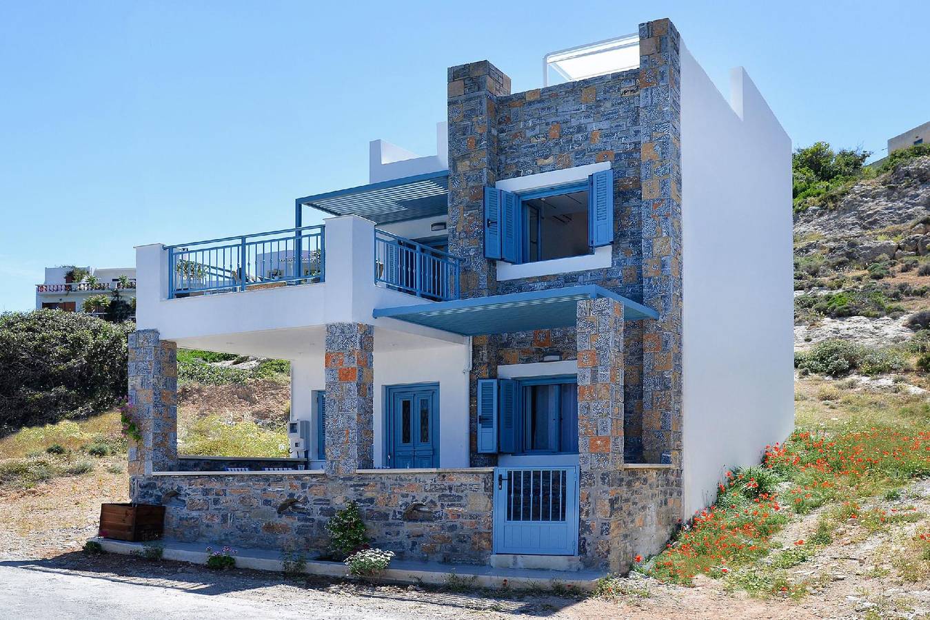 Seafront Villa Moments with Hot Tub, 50m to beach in Noord-Kreta