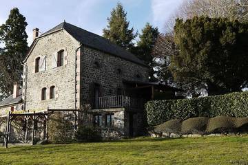 Gîte pour 8 personnes, avec jardin et piscine à Talizat