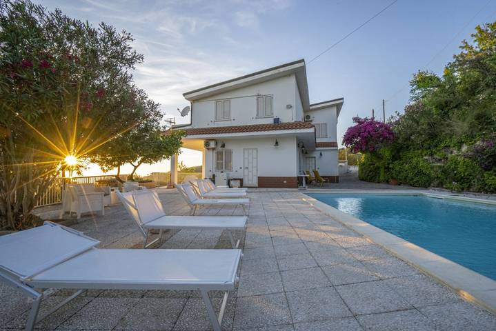 Ganze Wohnung, Villa Gisa, Große Villa für 16 Personen mit privatem Pool und Meerblick in Santa Maria (Vibo Valentia), Ricadi (gemeinde)