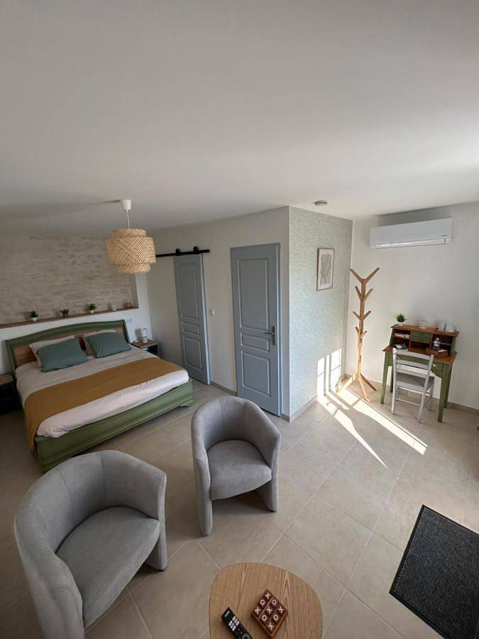 Location de vacances pour 2 personnes, avec Terrasse ainsi que Jardin et Vue à Coulon - 2