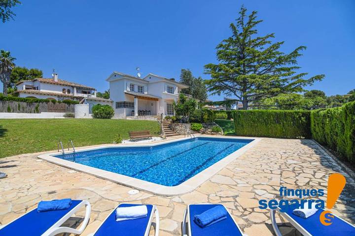 Casa rural para 12 personas, con piscina además de jardín y vistas en Vendrell