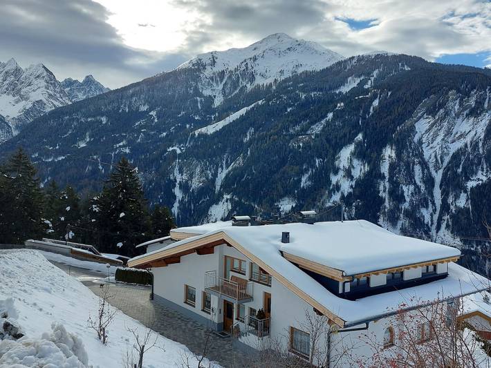 Ferienwohnung für 4 Personen, mit Balkon und Garten sowie Ausblick in Kaunerberg