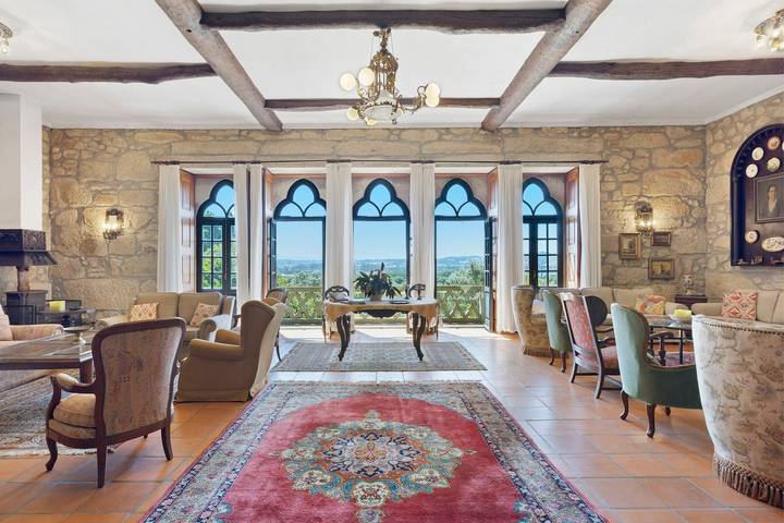 Villa 'Castelo De Portuzelo' with River Views, Private Pool and Wi-Fi in Santa Marta de Portuzelo, Viana do Castelo District