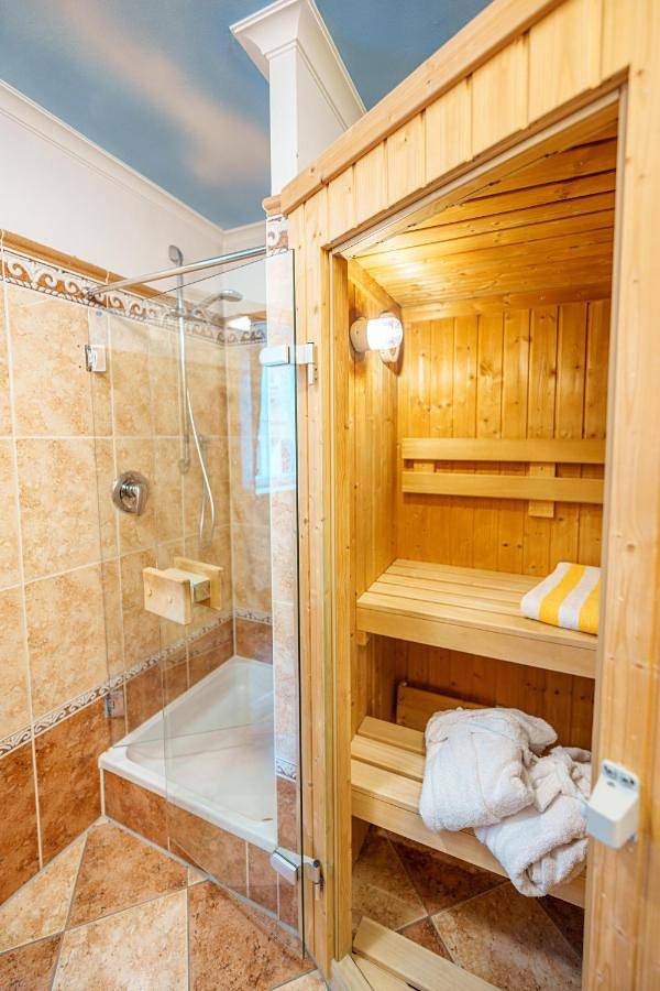 König Ludwig Design Hotel Neu Zimmer mit Sauna oder Whirlpool, genug Parkplatz in Altötting, Landkreis Altötting