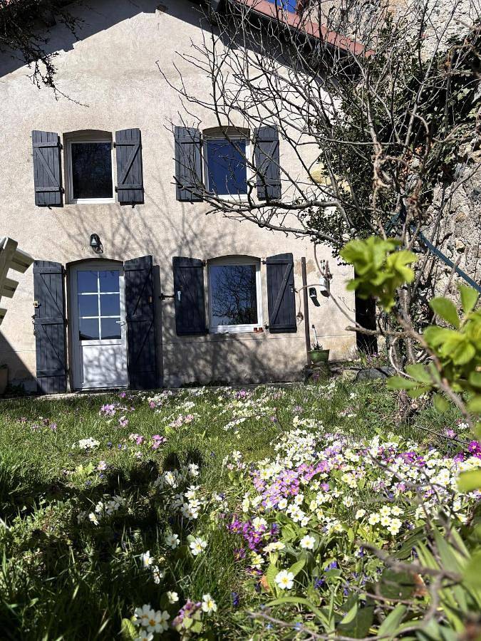 Location de vacances pour 4 personnes, avec Terrasse ainsi que Jardin et Vue à Roche-en-Régnier