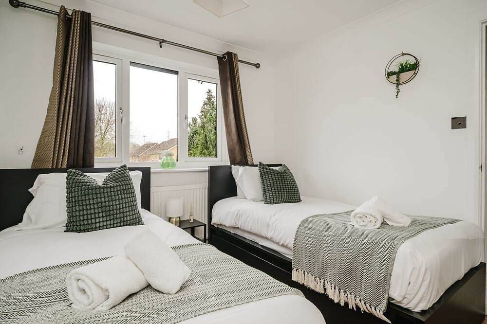 Fowler House 3Brparking,Wifi Contractor Gatwick in Crawley, West Sussex