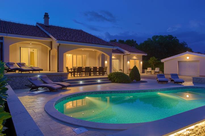 Ferienhaus für 12 Personen, mit Terrasse und Garten sowie Pool