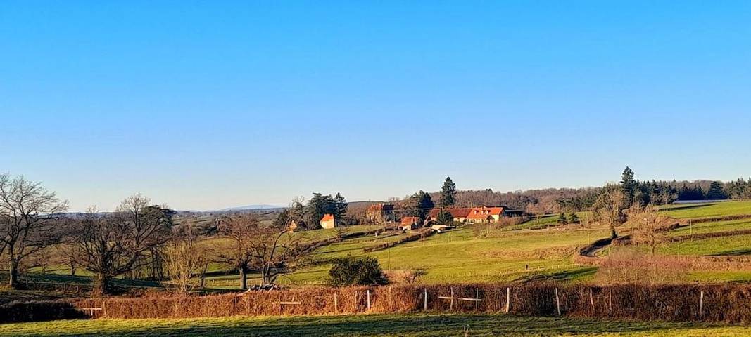 Location de vacances pour 8 personnes, avec vue ainsi que terrasse et piscine, animaux acceptés à Saint-Bonnet-de-Joux - 4