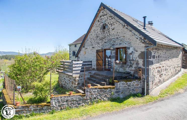 Gîte pour 4 personnes, avec Terrasse ainsi que Jardin et Vue à Saint-Bonnet-près-Orcival