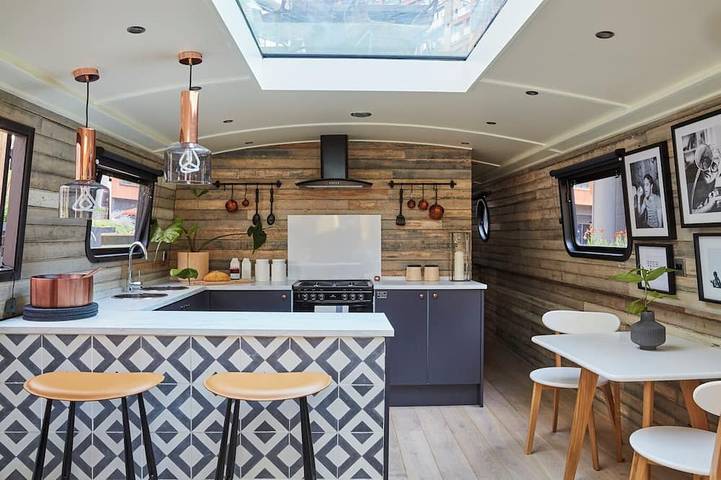 Boutique boat hotel moored on the Floating Pocket Park in West London. in Hackney, Londres