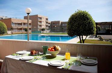 Gîte pour 6 personnes, avec piscine et jardin ainsi que jacuzzi et bassin pour enfant dans Angeiras