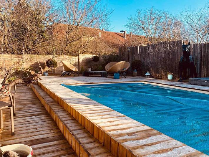 Location de vacances pour 8 personnes, avec terrasse ainsi que jardin et piscine dans Laning