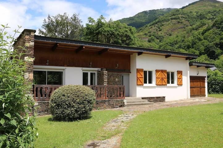 Location de vacances pour 12 personnes, avec jardin à Juzet-de-Luchon