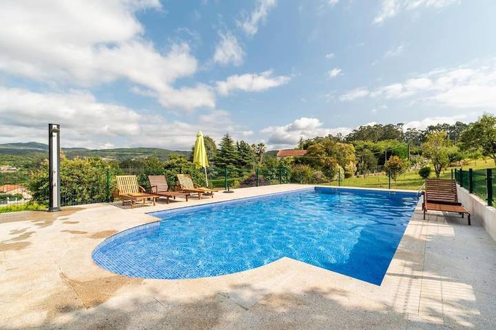 Apartamento para 4 personas, con Terraza y Jardín además de Piscina y Vistas en Pontevedra