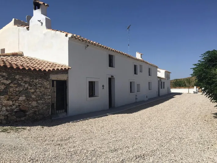 Alojamiento y desayuno para 2 personas, con jardín además de terraza y piscina - 1