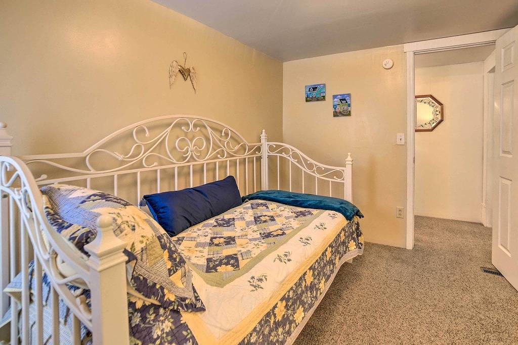 Bbq, Fire Pit & Yard: Family Home in Adrian in Lenawee County